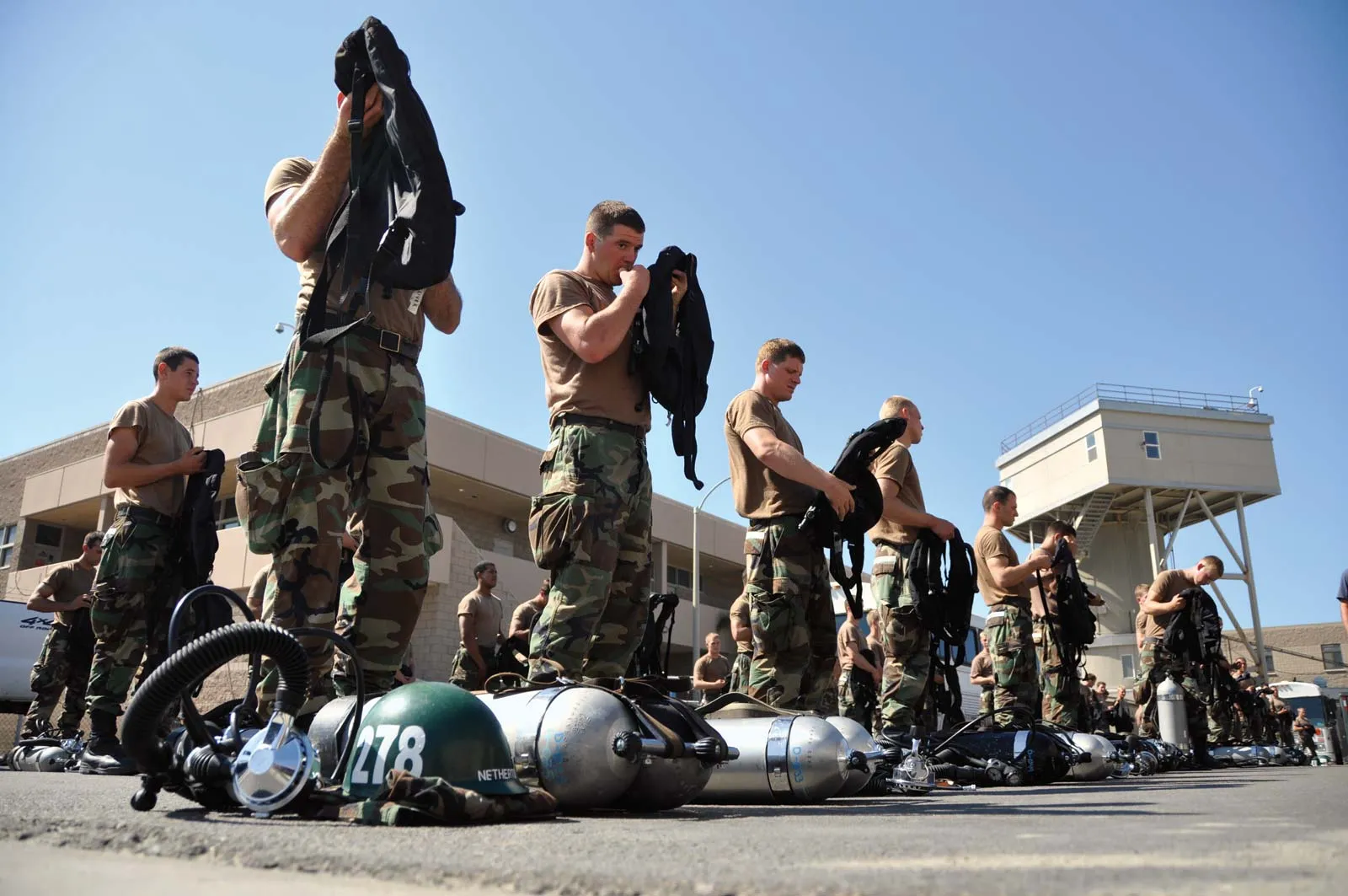 US-Navy-SEALs-equipment-water-exercise