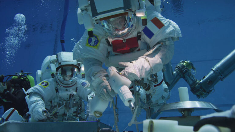 Underwater_spacewalk_training_with_Thomas_Pesquet_pillars
